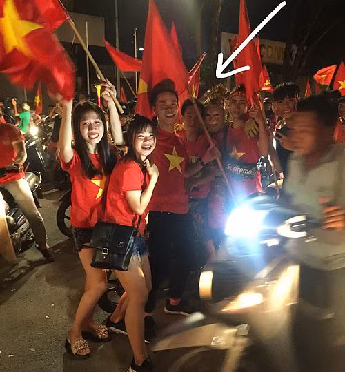 Tôn Ngộ Không xuống đường mừng chiến thắng của Olympic Việt Nam ảnh 4 Tôn Ngộ Không xuống đường mừng chiến thắng của Olympic Việt Nam - Hình 4