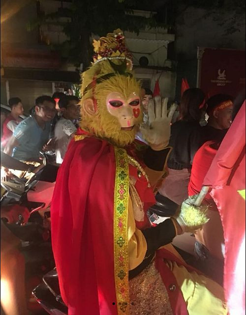 Tôn Ngộ Không xuống đường mừng chiến thắng của Olympic Việt Nam ảnh 3 Tôn Ngộ Không xuống đường mừng chiến thắng của Olympic Việt Nam - Hình 3