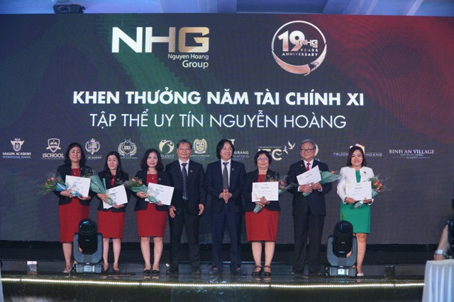Hình ảnh trao giải Uy tín, Lãng mạn – nét văn hóa đặc trưng tại Tập đoàn giáo dục Nguyễn Hoàng.