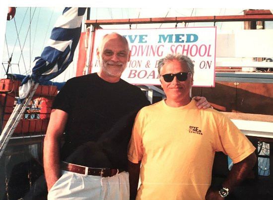 Bí mật rợn người bên trong hòm cổ mua ở hội chợ