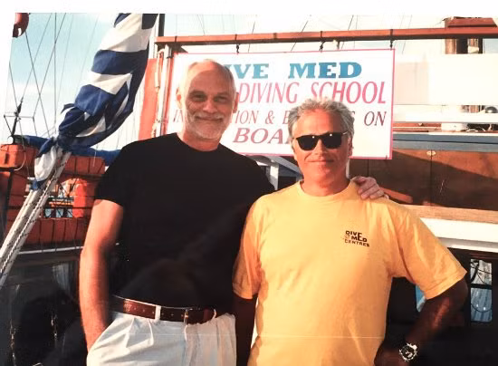 Bí mật rợn người bên trong hòm cổ mua ở hội chợ