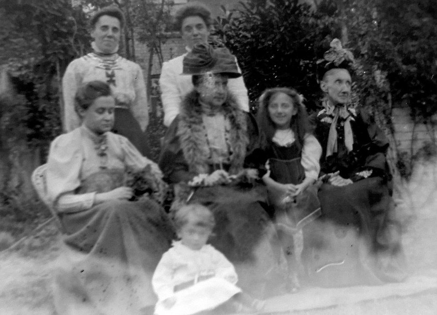 Bí mật rợn người bên trong hòm cổ mua ở hội chợ