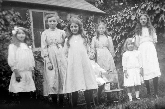 Bí mật rợn người bên trong hòm cổ mua ở hội chợ