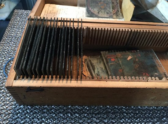 Bí mật rợn người bên trong hòm cổ mua ở hội chợ