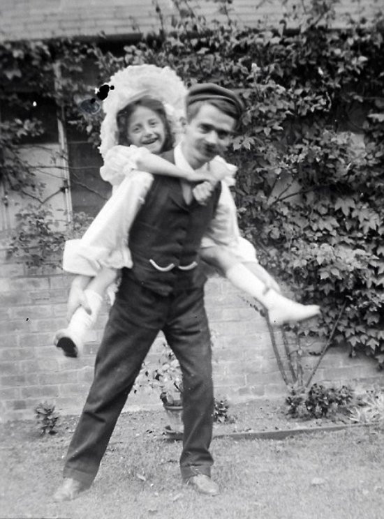 Bí mật rợn người bên trong hòm cổ mua ở hội chợ