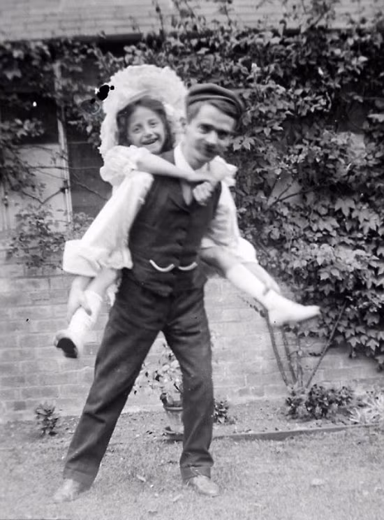 Bí mật rợn người bên trong hòm cổ mua ở hội chợ