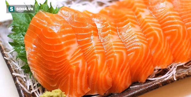 Nên ăn cá hồi màu hồng đậm hay hồng nhạt: Cho con ăn nhiều nhưng ít bà mẹ biết cách chọn - Ảnh 1.