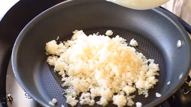 Thêm một cách làm cơm chiên ngon lại cực nhanh cho người bận bịu ảnh 3