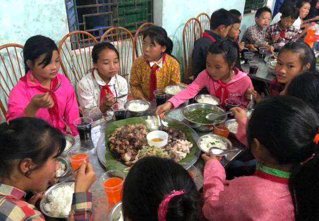 Bữa cơm trong chương trình Áo ấm Biên cương, cho học sinh Dân tộc Bán trú THCS Lũng Cú (Đồng Văn, Hà Giang), bước vào năm học mới 2018 - 2019 Bữa cơm trong chương trình Áo ấm Biên cương, cho học sinh Dân tộc Bán trú THCS Lũng Cú (Đồng Văn, Hà Giang), bước vào năm học mới 2018 - 2019