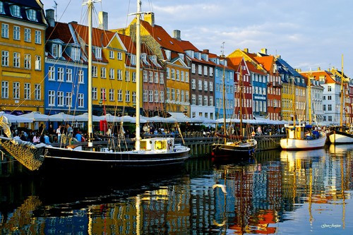 Nyhavn, Đan Mạch: Những tòa nhà được xây dựng sát bờ sông này có từ thế kỷ 17 với màu sắc vô cùng sặc sỡ. Nyhavn, Đan Mạch: Những tòa nhà được xây dựng sát bờ sông này có từ thế kỷ 17 với màu sắc vô cùng sặc sỡ.