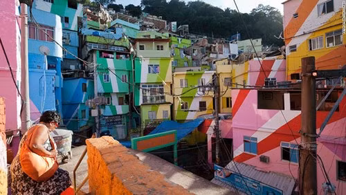 Rio de Janeiro, Brazil: Chính phủ Brazil đã trang trí lại các khu ổ chuột ở Rio de Janeiro, và nghệ sĩ Haas Hahn đã biến những khu ổ chuột này thành một tấm vải màu khổng lồ. Ngày nay, những đường phố rực rỡ ở thành phố Rio de Janeiro trở thành điểm thu hút khách du lịch với những ngôi nhà đa sắc và tia sáng cầu vồng tỏa ra từ các bức tường.