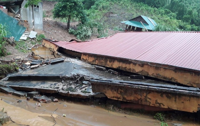 Khu phòng học ở trường Tiểu học Trung Sơn bất ngờ đổ sập trước thềm năm học mới.