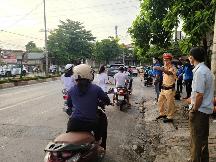 Lực lượng chức năng phân luồng giao thông tại cổng các điểm thi Lực lượng chức năng phân luồng giao thông tại cổng các điểm thi