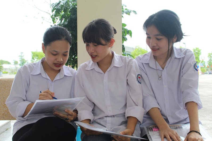 Đề thi Ngữ văn hay, vừa sức học sinh. Đề thi Ngữ văn hay, vừa sức học sinh.