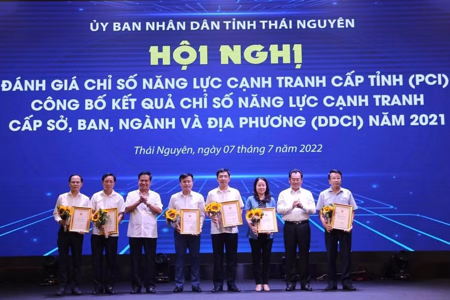Lãnh đạo tỉnh Thái Nguyên trao Giấy công nhận, tặng hoa cho các đơn vị khối sở, ngành và 3 đơn vị khối các huyện, thành phố đạt được điểm số DDCI cao nhất.