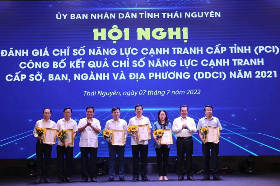 Lãnh đạo tỉnh Thái Nguyên trao Giấy công nhận, tặng hoa cho các đơn vị khối sở, ngành và 3 đơn vị khối các huyện, thành phố đạt được điểm số DDCI cao nhất. Lãnh đạo tỉnh Thái Nguyên trao Giấy công nhận, tặng hoa cho các đơn vị khối sở, ngành và 3 đơn vị khối các huyện, thành phố đạt được điểm số DDCI cao nhất.