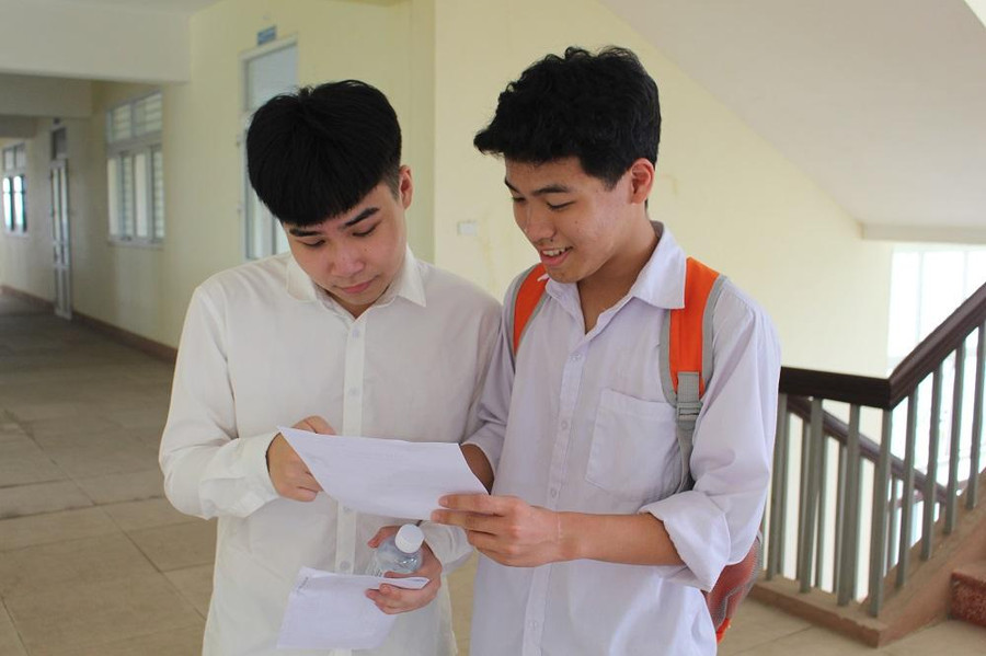 Thí sinh tranh thủ trao đổi bài trước giờ thi