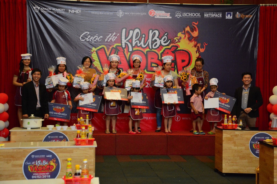 6 thí sinh còn lại đạt giải khuyến khích toàn cuộc thi: bé Nguyễn Lê Bảo Hà (5 tuổi), bé Lê Tùng Lâm (4 tuổi), bé Nguyễn Phạm Đan Quỳnh (5 tuổi), bé Nguyễn Hoàng Bảo Trân (5 tuổi), bé Lê Thị Trang Nhung (4 tuổi) và bé Trương Lê Khanh (5 tuổi) 6 thí sinh còn lại đạt giải khuyến khích toàn cuộc thi: bé Nguyễn Lê Bảo Hà (5 tuổi), bé Lê Tùng Lâm (4 tuổi), bé Nguyễn Phạm Đan Quỳnh (5 tuổi), bé Nguyễn Hoàng Bảo Trân (5 tuổi), bé Lê Thị Trang Nhung (4 tuổi) và bé Trương Lê Khanh (5 tuổi)