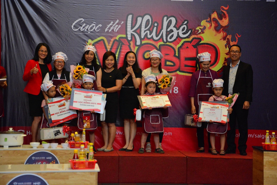 Ban tổ chức trao 2 giải nhất và 2 giải nhì ở độ tuổi 4 và 5 Ban tổ chức trao 2 giải nhất và 2 giải nhì ở độ tuổi 4 và 5