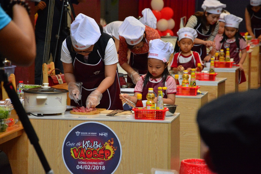 Phụ huynh trợ giúp cho các bé Phụ huynh trợ giúp cho các bé