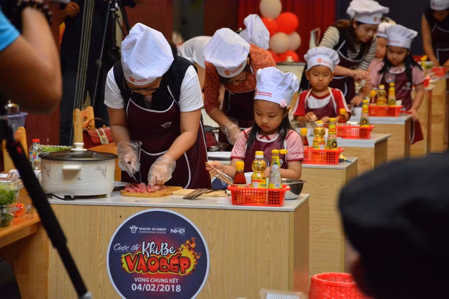 Phụ huynh trợ giúp cho các bé