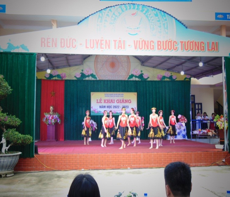 Thi văn nghệ chào mừng Ngày Nhà giáo Việt Nam.