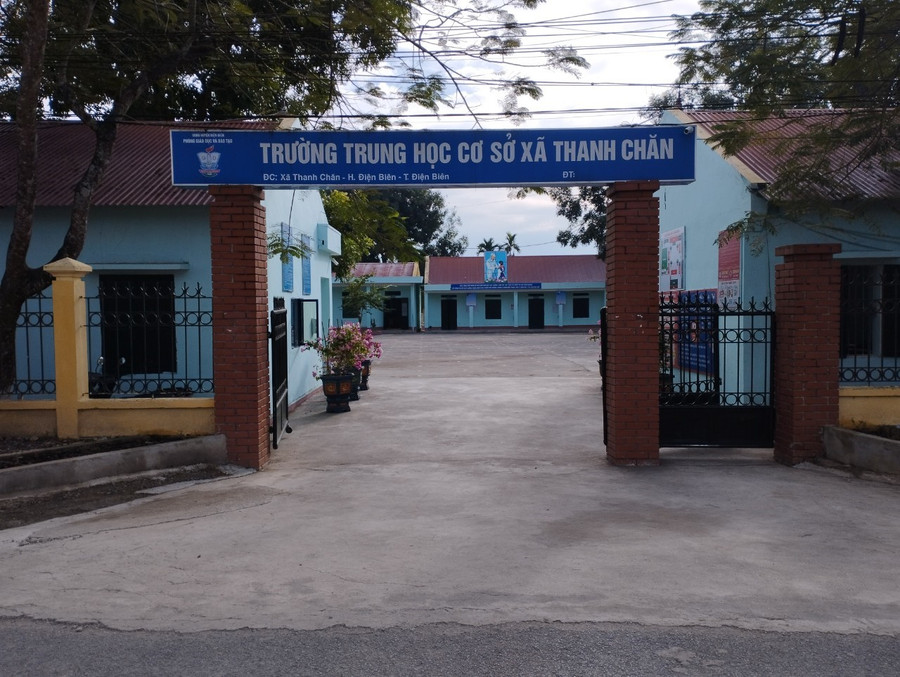 Cổng chính của nhà trường.