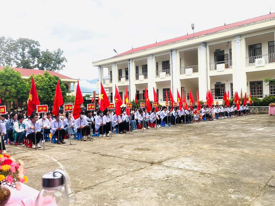 Trường THPT Sông Mã lồng ghép tuyên truyền, giáo dục học sinh trong buổi chào cờ đầu tuần. Trường THPT Sông Mã lồng ghép tuyên truyền, giáo dục học sinh trong buổi chào cờ đầu tuần.