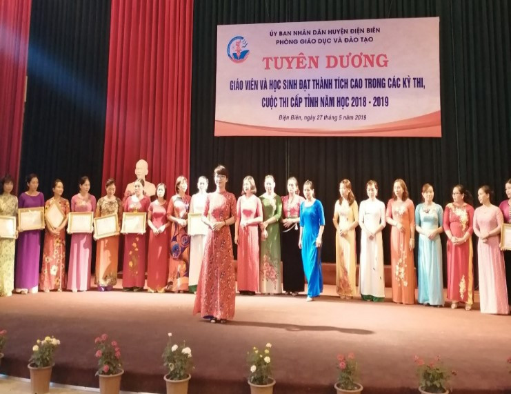 Cô Hằng bước lên bục vinh quang với nhiều thành tích ấn tượng. Cô Hằng bước lên bục vinh quang với nhiều thành tích ấn tượng.