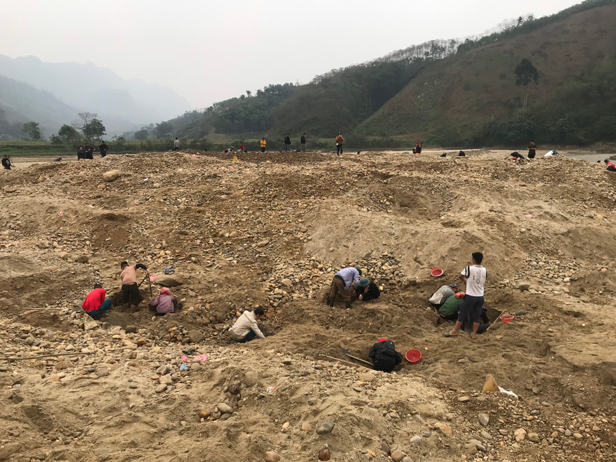 Nhiều người chia sẻ: Đá quý chưa thấy đâu, chỉ thấy mệt... Nhiều người chia sẻ: Đá quý chưa thấy đâu, chỉ thấy mệt...