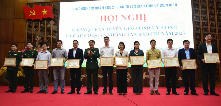 Ban tổ chức trao Bằng khen cho các cá nhân có thành tích xuất sắc. Ban tổ chức trao Bằng khen cho các cá nhân có thành tích xuất sắc.