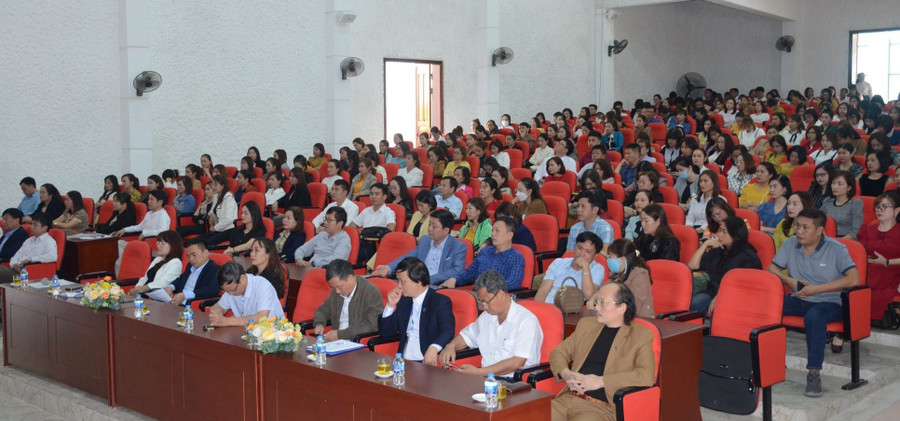 Các đại biểu và hơn 400 thầy cô dự Lễ khai mạc Hội thi giáo viên dạy giỏi.