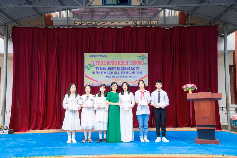 Hiệu trưởng nhà trường trao thưởng cho những học sinh có thành tích xuất sắc.