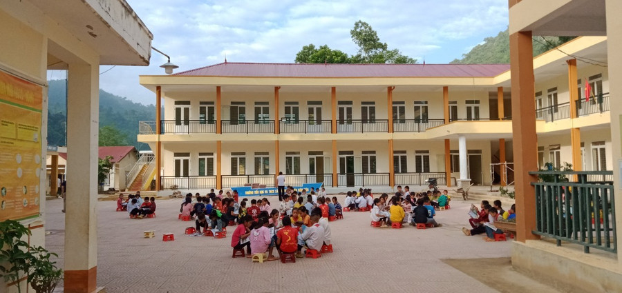 Trường lớp được đầu tư khang trang.