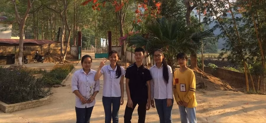 Các em đạt danh hiệu học sinh giỏi lớp 9 năm học 2018 - 2019.