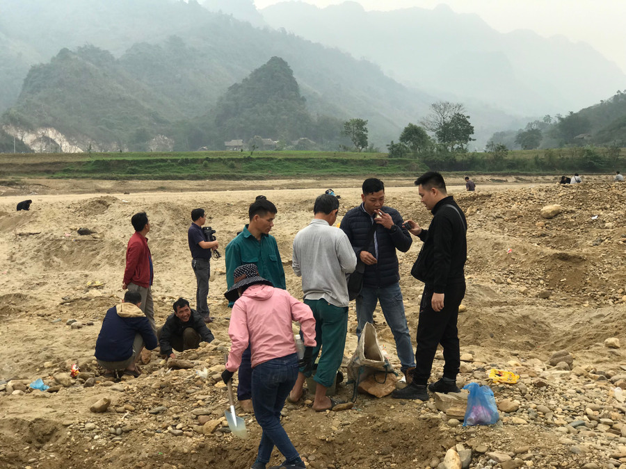 Từng nhóm người được chia theo các khu vực khác nhau để đào, bới. Từng nhóm người được chia theo các khu vực khác nhau để đào, bới.