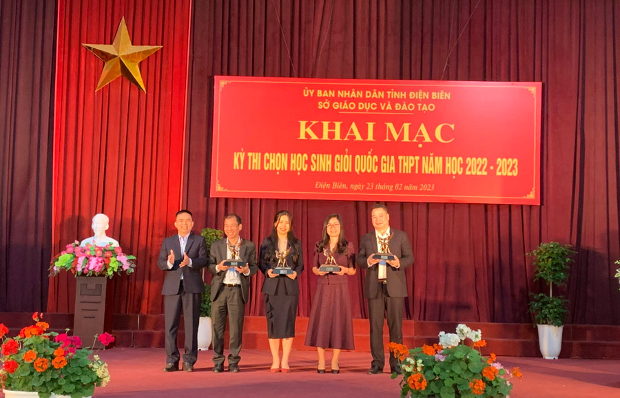 Ông Nguyễn Văn Đoạt (ngoài cùng bên trái) trao quà, động viên Hội đồng coi thi và thành viên đoàn kiểm tra thi.