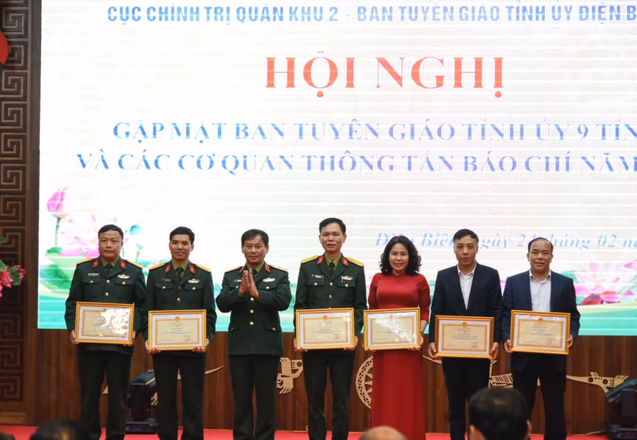 Ban tổ chức trao Bằng khen cho các đơn vị có thành tích xuất sắc.