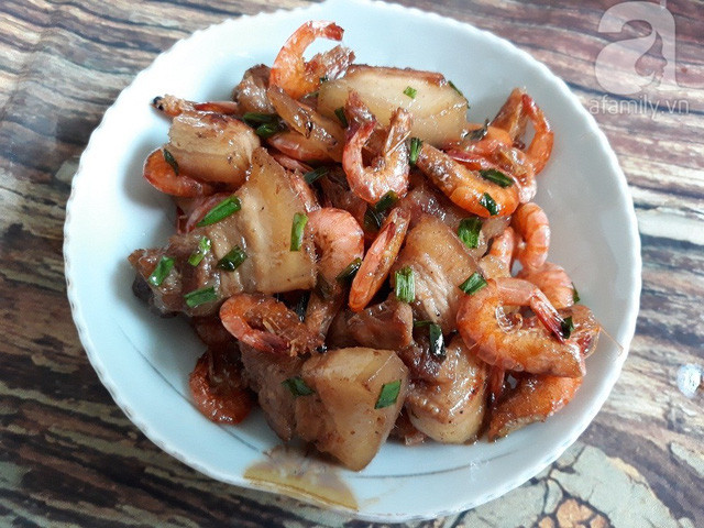 Thực đơn bữa tối chỉ với 77 nghìn đồng mà cả nhà ngon miệng ảnh 3 Tôm mua về rửa sạch, ướp cùng chút tiêu, bột canh, đường cho ngấm. Thịt rửa sạch, thái miếng vừa ăn, ướp với gia vị cho ngấm.