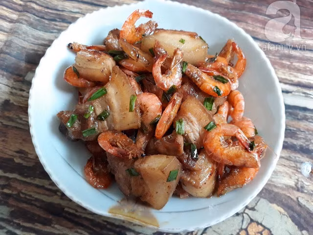Thực đơn bữa tối chỉ với 77 nghìn đồng mà cả nhà ngon miệng ảnh 3 Tôm mua về rửa sạch, ướp cùng chút tiêu, bột canh, đường cho ngấm. Thịt rửa sạch, thái miếng vừa ăn, ướp với gia vị cho ngấm.