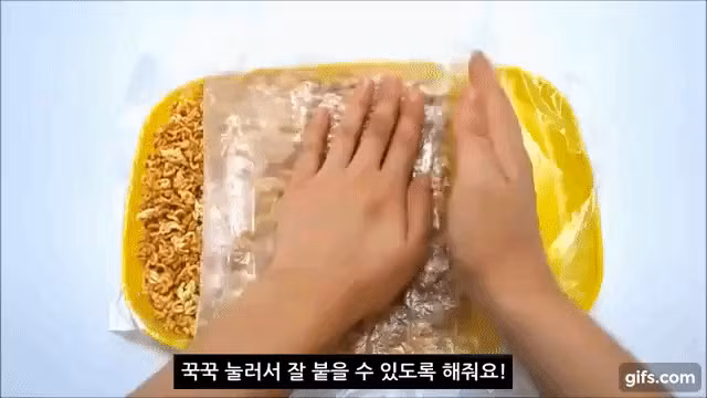 Đổ hết cả gói mì tôm vào chảo rang lên, đừng vội chê cười vì bạn sẽ ngạc nhiên với thành quả tôi làm ra - Ảnh 5.