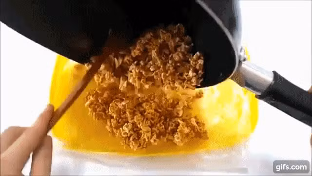 Đổ hết cả gói mì tôm vào chảo rang lên, đừng vội chê cười vì bạn sẽ ngạc nhiên với thành quả tôi làm ra - Ảnh 4.