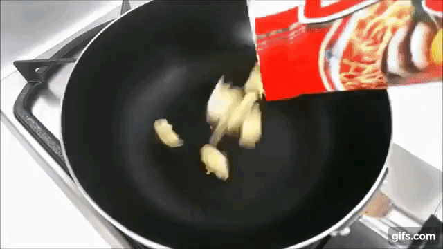 Đổ hết cả gói mì tôm vào chảo rang lên, đừng vội chê cười vì bạn sẽ ngạc nhiên với thành quả tôi làm ra - Ảnh 1. Đổ hết cả gói mì tôm vào chảo rang lên, đừng vội chê cười vì bạn sẽ ngạc nhiên với thành quả tôi làm ra - Ảnh 1.