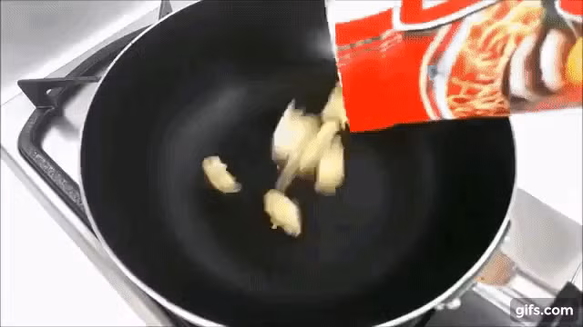 Đổ hết cả gói mì tôm vào chảo rang lên, đừng vội chê cười vì bạn sẽ ngạc nhiên với thành quả tôi làm ra - Ảnh 1.