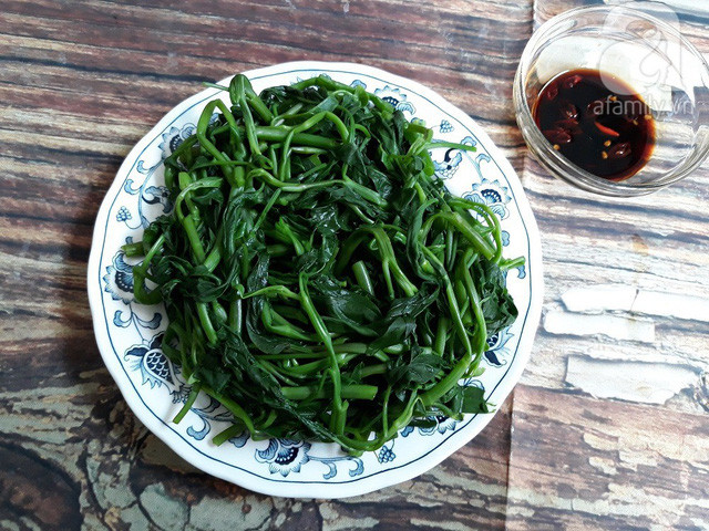 Thực đơn bữa tối chỉ với 77 nghìn đồng mà cả nhà ngon miệng ảnh 1 Rau muống nhặt bỏ gốc, bớt lá, cho vào ngâm nước muối loãng 15 phút rồi rửa sạch.