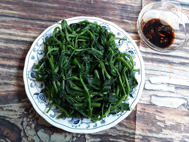 Thực đơn bữa tối chỉ với 77 nghìn đồng mà cả nhà ngon miệng ảnh 1 Rau muống nhặt bỏ gốc, bớt lá, cho vào ngâm nước muối loãng 15 phút rồi rửa sạch.