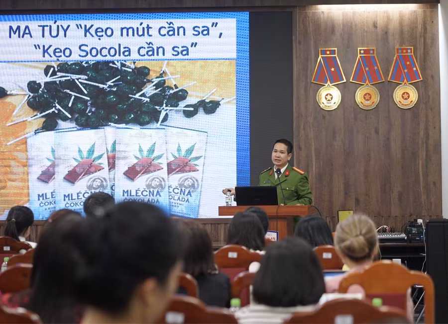 Thiếu tá Nguyễn Văn Hoàn lưu ý về việc thay đổi tâm lý của học sinh.