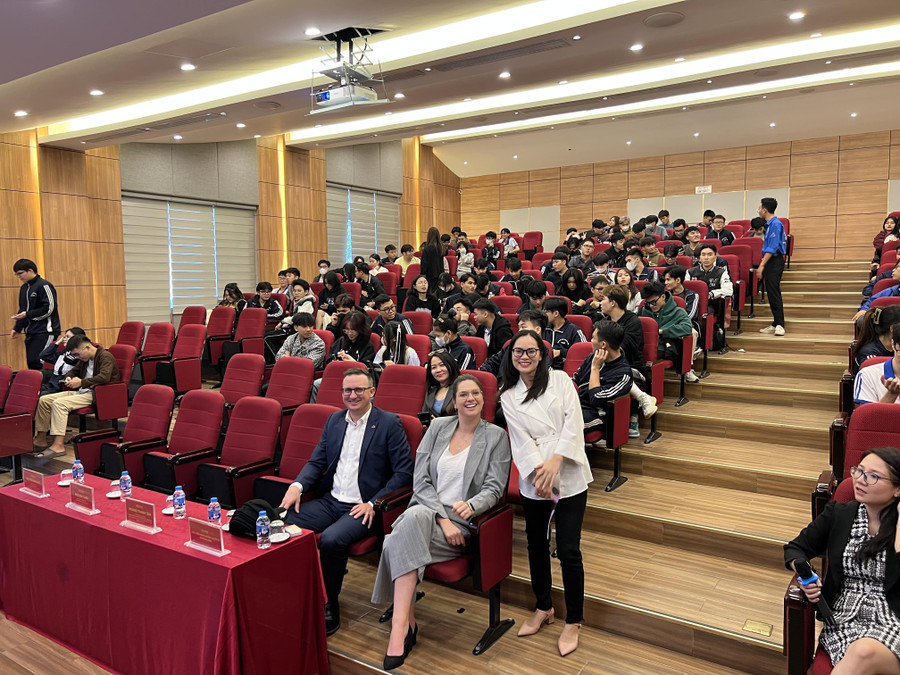 Ông Jeremy Ford - Giám đốc Điều hành của trường International Aviation Academyof New Zealand (IAANZ, Chủ tịch Bộ phận Đào tạo và Phát triển của Hiệp hội Hàng không New Zealand, cùng bà Lizzie Wagtendonk - Điều phối viên Marketing của IAANZ) trong chuyến thăm và trình bày về đào tạo phi công tại New Zealand ở một trường đại học tại Hà Nội. Ông Jeremy Ford - Giám đốc Điều hành của trường International Aviation Academyof New Zealand (IAANZ, Chủ tịch Bộ phận Đào tạo và Phát triển của Hiệp hội Hàng không New Zealand, cùng bà Lizzie Wagtendonk - Điều phối viên Marketing của IAANZ) trong chuyến thăm và trình bày về đào tạo phi công tại New Zealand ở một trường đại học tại Hà Nội.