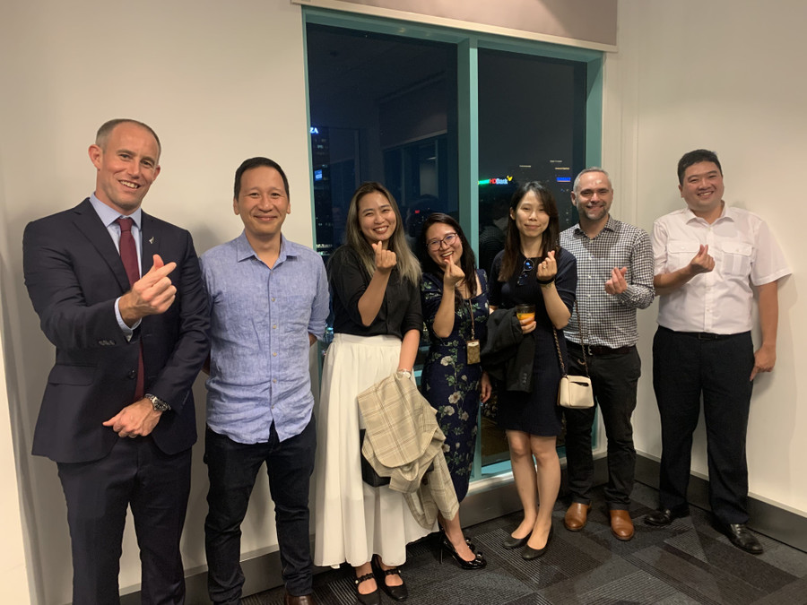 Ông Scott James chụp hình cùng cựu học viên tốt nghiệp tại các trường đào tạo phi công New Zealand. Ông Scott James chụp hình cùng cựu học viên tốt nghiệp tại các trường đào tạo phi công New Zealand.