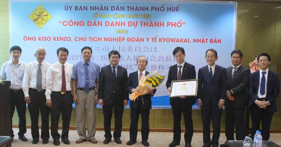 Quang cảnh lễ trao danh hiệu “ Công dân danh dự thành phố Huế” cho ông Kiso Kenzo – Chủ tịch Nghiệp đoàn y tế Kyowakai